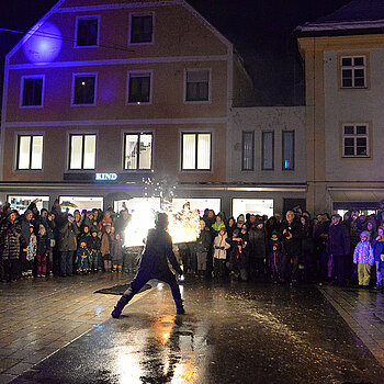 Spektakuläre Feuershow beim Eröffnungsfest der Oberen Altstadt im Dezember 2023. (Foto: ski)