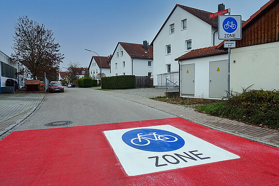 Fahrradzone "Zur Schwabenau" mit roter Markierung am Boden