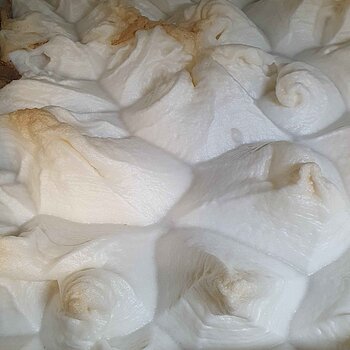 Blick von oben in den Gärtank. Foto: Rudi Haindl weiß, beige Struktur. Sieht fast wie kleine Berge aus Textil aus.