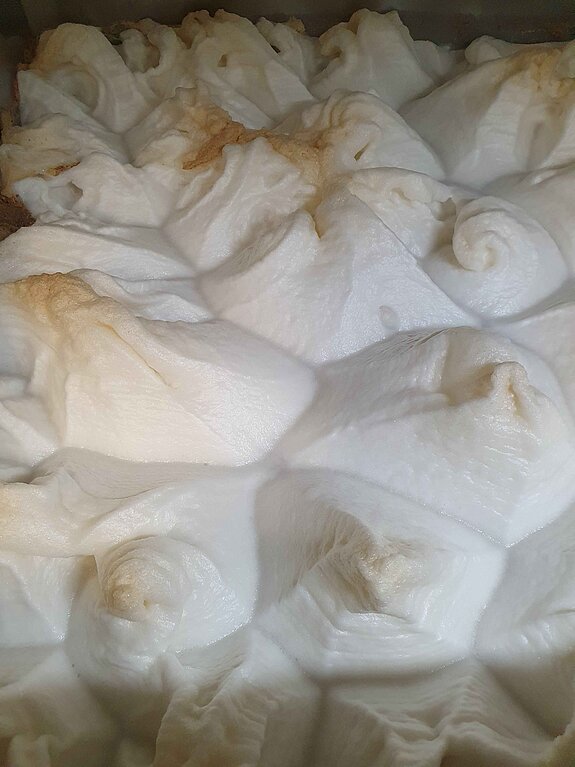 Blick von oben in den Gärtank. Foto: Rudi Haindl weiß, beige Struktur. Sieht fast wie kleine Berge aus Textil aus.