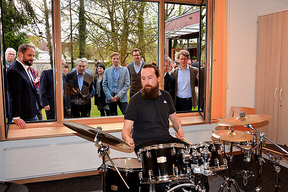 Einweihung des Pavillon-Anbaus im April 2018: Zwei der drei neuen Räume stehen fürs Schlagzeugspielen zur Verfügung - hier Schlagzeuglehrer Stephan Treutter an den Drums. (Foto: Stadt Freising) 