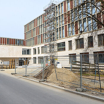 Blick auf die Fassaden an der Westseite der Schulen. (Foto: Stadt Freising)