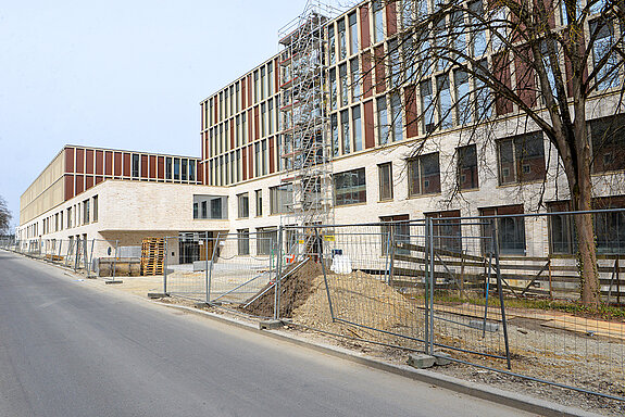 Blick auf die Fassaden an der Westseite der Schulen. (Foto: Stadt Freising)