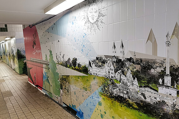 Bereits Ende 2019 hat die Deutsche Bahn die Unterführung mit Sehenswürdigkeiten Freisings als Wandmalereien attraktiv gestaltet. (Foto: Stadt Freising)