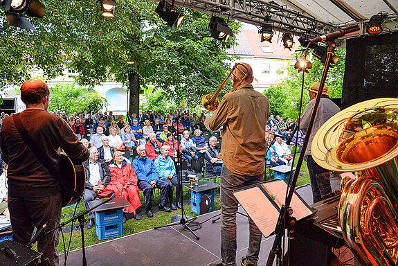 Das Publikum feierte das zweite Freisinger Sommer Wunder: Im vollbesetzten Amtsgerichtsgarten begeisterten die Storyville Shakers mit feinstem New Orleans Jazz. (Foto: Stadt Freising)