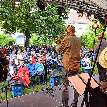 Das Publikum feierte das zweite Freisinger Sommer Wunder: Im vollbesetzten Amtsgerichtsgarten begeisterten die Storyville Shakers mit feinstem New Orleans Jazz. (Foto: Stadt Freising)