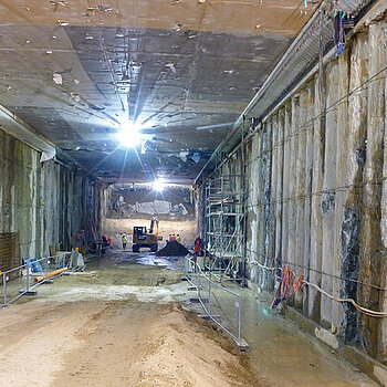 Westtangente Freising /Tunnel Deckelbauweise: Arbeiten im Dock 1, links und rechts gut zu sehen die Bohrpfahlreihen.