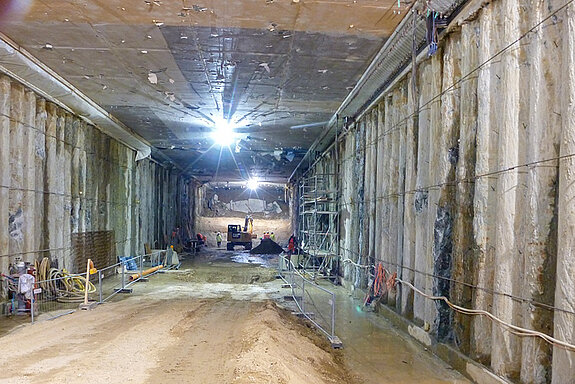 Westtangente Freising /Tunnel Deckelbauweise: Arbeiten im Dock 1, links und rechts gut zu sehen die Bohrpfahlreihen.