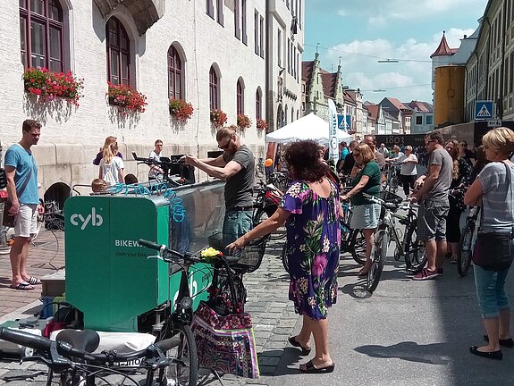 Auch im Jahr 2018 konnten sich bei der Auftaktveranstaltung des Freisinger Radlsommers wieder zahlreiche Radler*innen an der Fahrradwaschanlage erfreuen und ihr Fahrrad bei Stand des ADFC kostenlos codieren lassen.