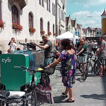 Auch im Jahr 2018 konnten sich bei der Auftaktveranstaltung des Freisinger Radlsommers wieder zahlreiche Radler*innen an der Fahrradwaschanlage erfreuen und ihr Fahrrad bei Stand des ADFC kostenlos codieren lassen.