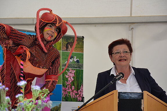 Freisings Bürgermeisterin Eva Bönig begrüßte die zahlreichen Besucher*innen und Aussteller*innen beim großen Aktionstag und rief dazu auf, das Veranstaltungs-Motto "Insektenvielfalt - Freising blüht auf" zu verinnerlichen. (Foto: Stadt Freising)
