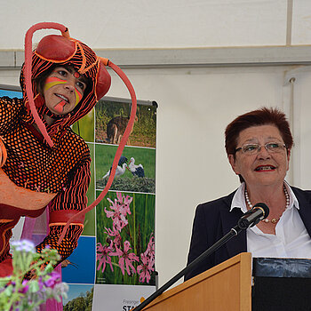 Freisings Bürgermeisterin Eva Bönig begrüßte die zahlreichen Besucher*innen und Aussteller*innen beim großen Aktionstag und rief dazu auf, das Veranstaltungs-Motto "Insektenvielfalt - Freising blüht auf" zu verinnerlichen. (Foto: Stadt Freising)