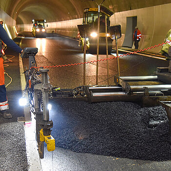 Der Asphaltfertiger verteilt den Mastix auf dem Fahrbahnbelag. (Foto: Stadt Freising) 