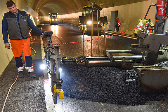 Der Asphaltfertiger verteilt den Mastix auf dem Fahrbahnbelag. (Foto: Stadt Freising) 