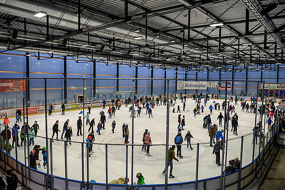 Spaß in der Eishalle Freising: Lassen Sie sich den Fahrtwind um die Nase wehen und tanzen mit Schlittschuhen über die Eisfläche. (Foto: Stadt Freising)