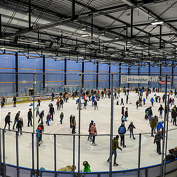 Spaß in der Eishalle Freising: Lassen Sie sich den Fahrtwind um die Nase wehen und tanzen mit Schlittschuhen über die Eisfläche. (Foto: ski)