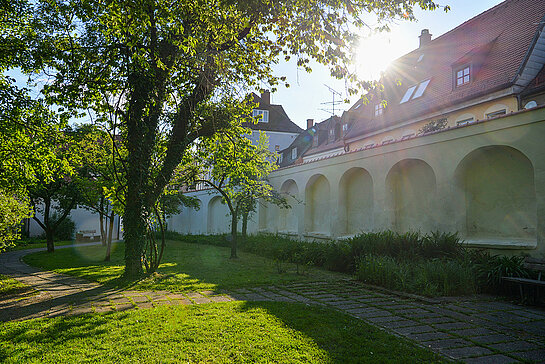 An diesem idyllischen Ort zwitschern an drei Juli-Wochenenden nicht nur die Vögel: Es erklingen Weltmusik, Pop, Folk, Jazz und Swing. (Foto: Stadt Freising)