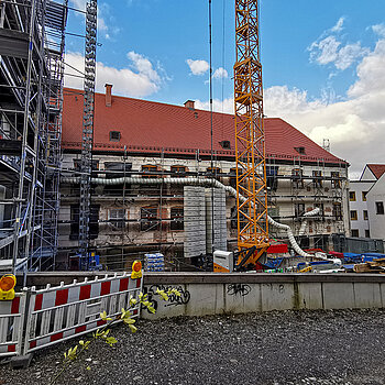 Bauarbeiten hinter dem Asamgebäude Freising: Links im Bild der im Rohbau fertiggestellte Aufzugsturm mit der Stützmauer im Vordergrund. (Januar 2021/ Foto: sda)