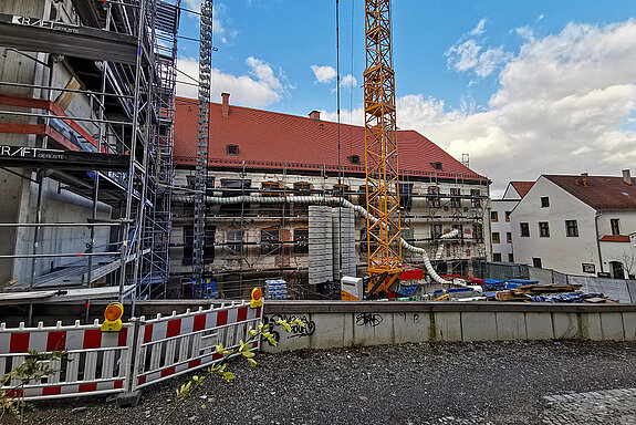 Bauarbeiten hinter dem Asamgebäude Freising: Links im Bild der im Rohbau fertiggestellte Aufzugsturm mit der Stützmauer im Vordergrund. (Januar 2021/ Foto: sda)