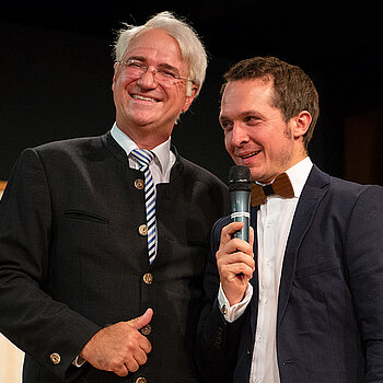 Durch den kurzweiligen kulturellen Festabend führt Moderator Matthias Spanrad (hier mit Wolfgang Krebs alias Edmund Stoiber). (Foto: Stadt Freising)