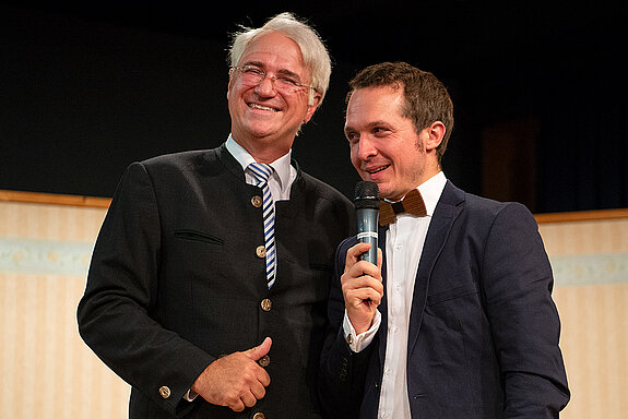 Durch den kurzweiligen kulturellen Festabend führt Moderator Matthias Spanrad (hier mit Wolfgang Krebs alias Edmund Stoiber). (Foto: Stadt Freising)