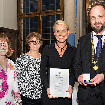 OB Tobias Eschenbacher zeichnet Angela Flohr (2. von rechts) aus. (Foto: Stadt Freising)