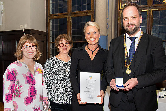 OB Tobias Eschenbacher zeichnet Angela Flohr (2. von rechts) aus. (Foto: Stadt Freising)