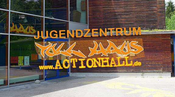 tollhaus actionhall jugendzentrum freising eingang und vorplatz mit logo