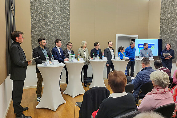 Alle neun OB-Kandidatinnen nahmen Stellung zur Frage "Wie FAIR will Freising sein". Moderiert wurde die Veranstaltung von Alexander Fonari links im Bild (Eine Welt Netzwerk Bayern) rechts im Bild Susanne Höck (Faires Forum) Foto: Barbara Pfäffinger