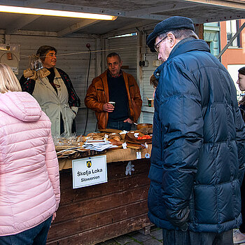 Korbiniansmarkt rund um den Roider-Jackl- Brunnen - Stand Škofja Loka. (Foto: Stadt Freising)