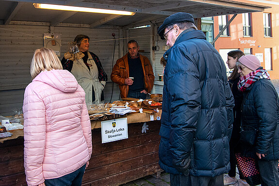 Korbiniansmarkt rund um den Roider-Jackl- Brunnen - Stand Škofja Loka. (Foto: Stadt Freising)