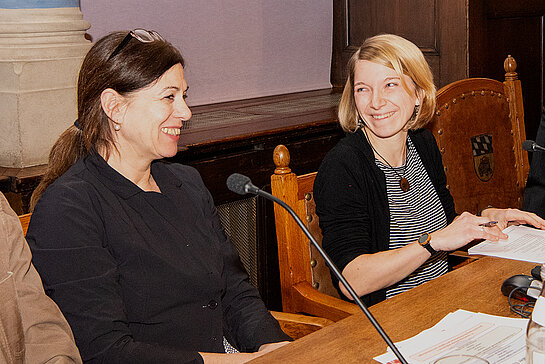 Übereinstimmend lobten die Stadtratsfraktionen die ausgezeichnete Vorbereitung und sachliche Moderation von Klimaschutzmanagerin Marie Hüneke (rechts), unterstützt von Stadtbaumeisterin Barbara Schelle. (Foto: Stadt Freising)