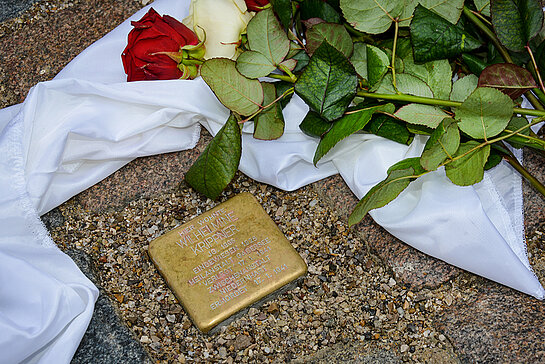 Der Stolperstein vor dem Gebäude am Rindermarkt 20 ist Wilhelmine Krippner gewidmet, die aufgrund einer Behinderung von den Nazis ermordet wurde. (Foto: Stadt Freising)