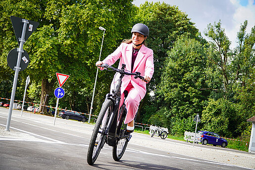Oberbürgermeisterin Monika Schwind verschaffte sich bei einer kleinen Rundfahrt einen persönlichen Eindruck vom neuen Verkehrsübungsplatz.