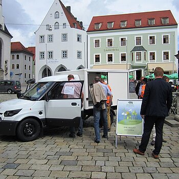 Bezahlbare Elektromobilität auch im Gewerbebereich – ein wichtiger Baustein für die Energiewende. Gewerbetreibende konnten sich im Rahmen von den Freisinger Umwelttagen über elektrische Kastenwagen informieren und Probefahrten machen.