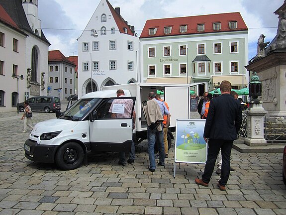 Bezahlbare Elektromobilität auch im Gewerbebereich – ein wichtiger Baustein für die Energiewende. Gewerbetreibende konnten sich im Rahmen von den Freisinger Umwelttagen über elektrische Kastenwagen informieren und Probefahrten machen.