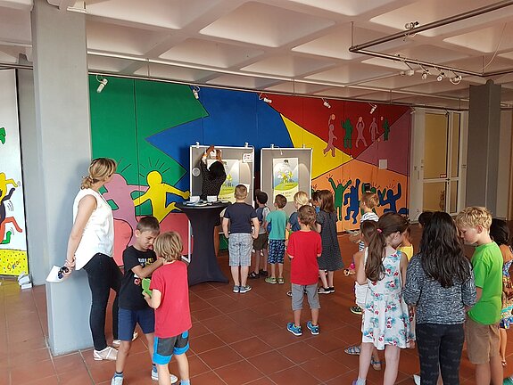 Schülerinnen und Schüler beschäftigen sich im Rahmen der Umwelttage unter dem Motto "Energiewende. Wir packen an!" mit Visionen für eine nachhaltige Zukunft in Freising.