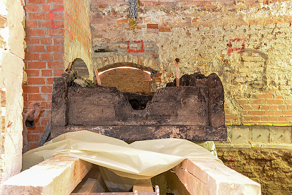 Das bereits abgebaute Holzelement der historischen Wasserpumpe. (Foto: Stadt Freising)