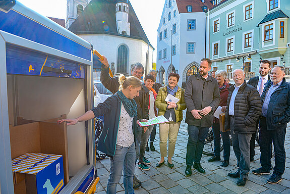 Klimaschutzmanagerin Marie Hüneke stellt das neue E-Lastenfahrrad vor. (Foto: Stadt Freising)