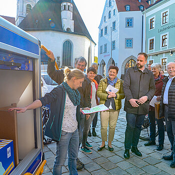 Klimaschutzmanagerin Marie Hüneke stellt das neue E-Lastenfahrrad vor. (Foto: Stadt Freising)