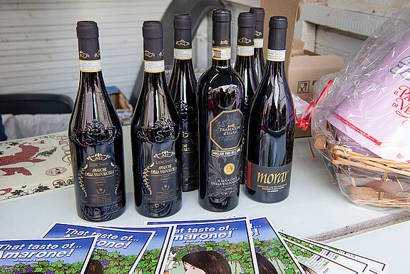 Korbiniansmarkt rund um den Roider-Jackl- Brunnen - beste Weine aus Verona. (Foto: Stadt Freising)