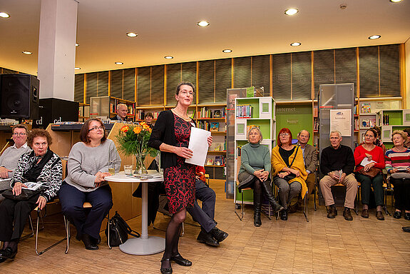 Bibliotheksleiterin Susanne Beck zog im Jahr 2000 nach Freising. Den Standort Praetnerhaus - "gedacht als Übergangslösung, die halt dann sehr lange hielt" - mit dem großen Schaufenster hat sie in guter Erinnerung. (Foto: Stadt Freising)