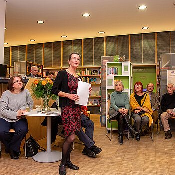 Bibliotheksleiterin Susanne Beck zog im Jahr 2000 nach Freising. Den Standort Praetnerhaus - "gedacht als Übergangslösung, die halt dann sehr lange hielt" - mit dem großen Schaufenster hat sie in guter Erinnerung. (Foto: Stadt Freising)