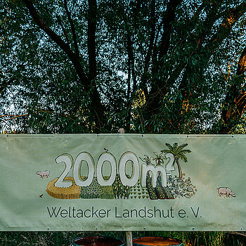 Transparent unter Bäumen: 2000 m2 Weltacker Landshut e.V.