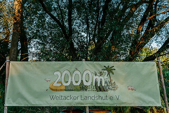 Transparent unter Bäumen: 2000 m2 Weltacker Landshut e.V.