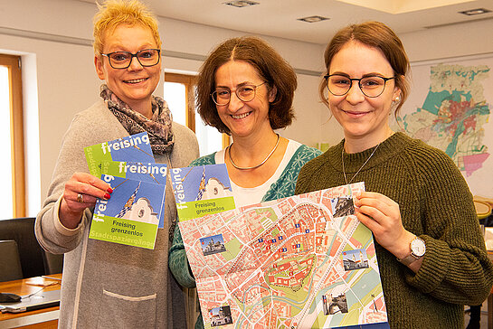 Vorstellung des barrierefreien Stadtplans "Freising grenzenlos": Manuela Wegler (Agenda21-Projektgruppe „Menschen mit Behinderung“), Alexandra Deml (Lebenshilfe Freising) und Johanna Sticksel (Leiterin Treffpunkt Ehrenamt, von links). Foto: Stadt Freising