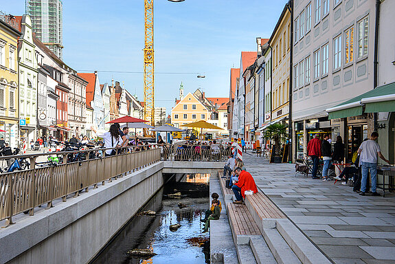 Noch nicht fertiggestellt und schon ein „Hotspot“: Die offen fließende Moosach übt eine große Anziehungskraft aus und belebt die Obere Altstadt. (Foto: Stadt Freising)