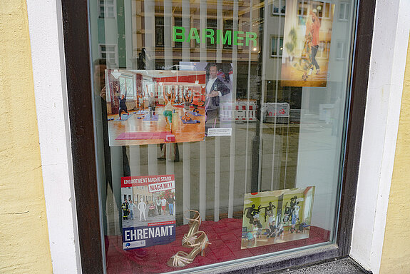 Tanzschuhe und Fotos von Tanzgruppen im Schaufenster der Barmer.