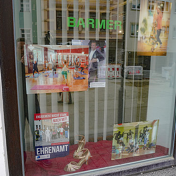 Tanzschuhe und Fotos von Tanzgruppen im Schaufenster der Barmer.