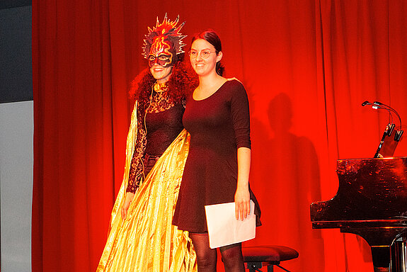 Wunderbare Darbietung: Felicia Bulenda mit ihrer Schwester Leonie, die virtuos am Klavier begleitete. 